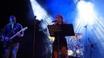 Zespół gra na scenie